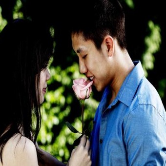 th_SHG022_couple-flower-scent-attraction_FS