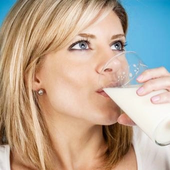 th_woman-drinking-milk